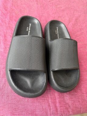 👉🏼NWT👈🏼 Kid’s Strauss + Ramm Black Cayde Youth Slide Sandal Sz: 4M